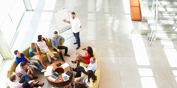 Stort firma med flere medarbejdere der taler